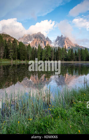 Misurina, Dolomiti, Veneto, Italia. Le Balze del gruppo Cadini sono riflesse nel lago d'Antorno Foto Stock