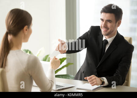 Imprenditore dando la visita business card a imprenditrice a Dell Foto Stock