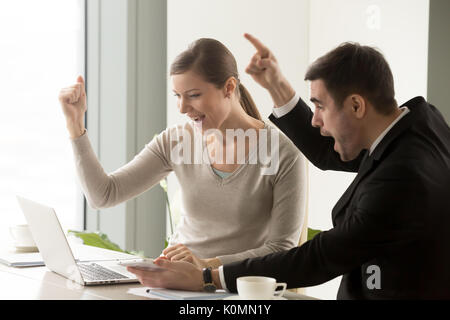 Happy businessman celebrando business online di successo, grande Foto Stock