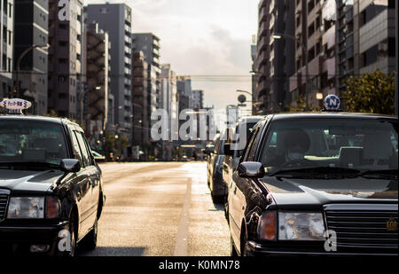 Giapponese taxi attendere a un incrocio di Akasaka Tokyo, in Giappone, al tramonto nella città Foto Stock