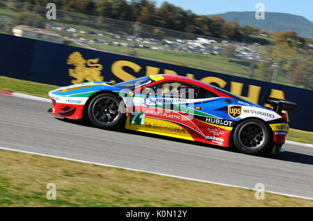 Il MUGELLO, IT, Novembre, 2015: sconosciuto eseguire con la Ferrari 488 Turbo nel circuito del Mugello in Italia durante la presentazione presso le Finali Mondiali Ferrari 2015 Foto Stock