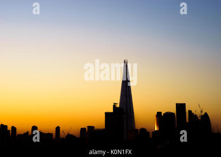 UK, Londra, Retroilluminato silhouette di moderni grattacieli nella città di Londra che includono la Shard, il walkie talkie tower e il cetriolino Foto Stock