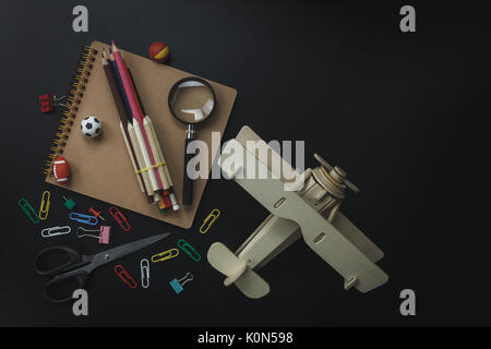 Vista dall'alto segno di cancelleria istruzione e il ritorno a scuola concetto dello sfondo. Mix diverso oggetto sul moderno legno rustico office desk.seve essenziali Foto Stock