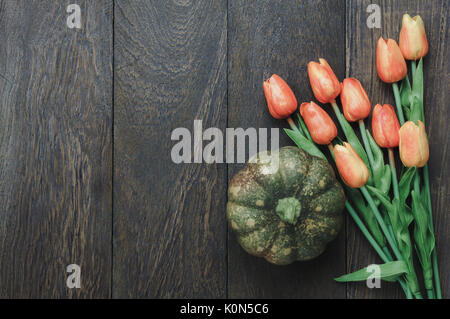 Tavolo in segno di decorazione felice Festa di halloween sfondo. con splendidi orange tulip e zucca.oggetto sulle moderne in legno rustico.spazio copia fo Foto Stock