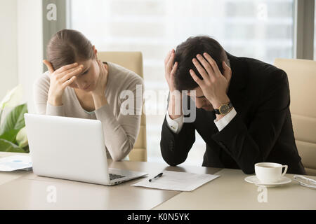 Stanco frustrato la gente di affari sensazione ha sottolineato, cattive notizie, com Foto Stock