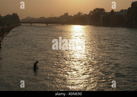 L'uomo tenendo bagno nel fiume Gange in Haridwar Foto Stock