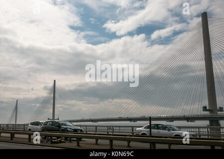 Le automobili sul Forth Road Bridge a pochi giorni prima della deviazione per il nuovo Queensferry attraversando l'apertura il 30 agosto 2017, Scotland, Regno Unito Foto Stock