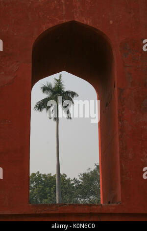 Il parco astronomico Jantar Mantar si trova nella parte moderna della città di New Delhi Foto Stock
