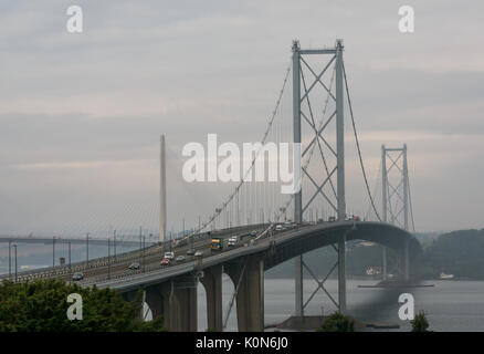 Traffico, auto e veicoli in funivia rimasero Forth Road Bridge in condizioni atmosferiche nebbie, Scozia, Regno Unito Foto Stock
