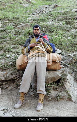 Pellegrino sangam a santa grotta, amarnath yatra, Jammu Kashmir, India, Asia Foto Stock