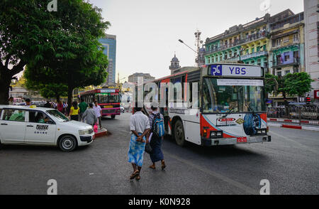 Yangon, Myanmar - Feb 13, 2017. Di persone e di veicoli su strada di Yangon, Myanmar. Yangon è il paese principale centro per il commercio, industria e real esta Foto Stock