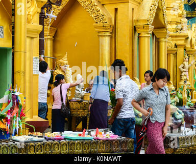 Yangon, Myanmar - Ott 1, 2011. Persone in preghiera a Shwedagon pagoda in Yangon, Myanmar. Shwedagon pagoda è il più sacro pagoda buddista in Myanmar. Foto Stock