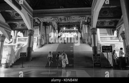 Yangon, Myanmar - Ott 1, 2011. Persone presso la Hall di Shwedagon pagoda in Yangon, Myanmar. Shwedagon è il più sacro pagoda buddista in Mya Foto Stock