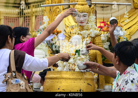 Yangon, Myanmar - Ott 1, 2011. La gente la balneazione Buddha a Shwedagon pagoda in Yangon, Myanmar. Shwedagon è il più sacro pagoda buddista in Myanmar. Foto Stock