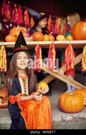 Capelli castani ragazza alla festa di Halloween Foto Stock