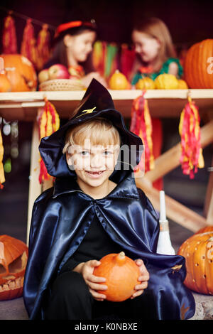 Bambini in una coloratissima festa di Halloween Foto Stock