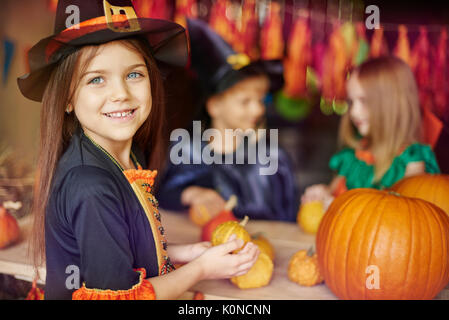 Occupato i bambini la preparazione di decorazioni di Halloween Foto Stock