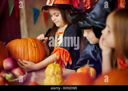 Gruppo di bambini decorazione di zucche di Halloween Foto Stock