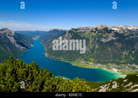 Blick auf den Achensee, vom Bärenkopf, im Hintergrund Rofan, Pertisau, Tirol Österreich Foto Stock