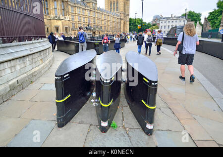 Londra, Inghilterra, Regno Unito. Anti-terrorismo di barriere installate sul marciapiede esterno al parlamento di Westminster Foto Stock