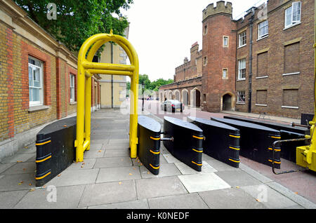 Londra, Inghilterra, Regno Unito. Anti-terrorismo di barriere installate tra Pall Mall e Marlborough Road Foto Stock