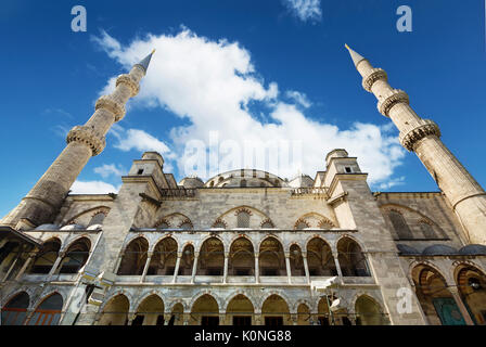 Vista panoramica di Istanbul attrazione famosa Moschea blu su blu cielo nuvoloso. Foto Stock