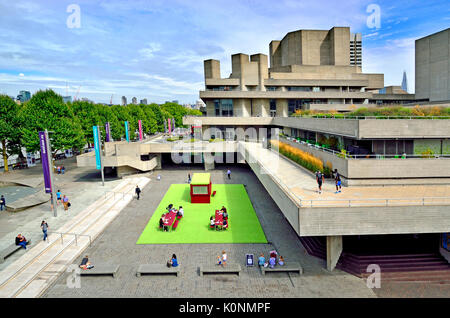 Londra, Inghilterra, Regno Unito. Il Teatro Nazionale (Royal National Theatre) sulla banca del sud (Denys Lasdun: 1976) Foto Stock