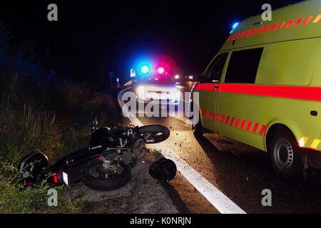 Evento reale, incidente motociclistico, incidente notturno su una strada bagnata Foto Stock