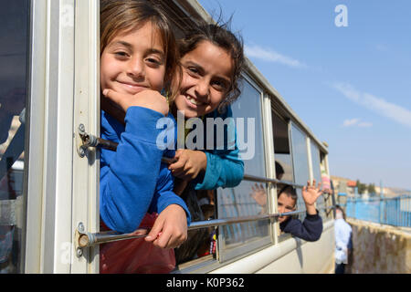 Il Libano Deir el Ahmad, un cristiano maronita villaggio nella valle di Beqaa, scuola siriana per i bambini rifugiati , la scuola da buoni pastori Sorelle della Chiesa maronita, trasferimento in bus dalla scuola al camp Foto Stock