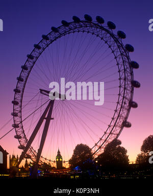Il London Eye al crepuscolo; Londra; Inghilterra; Regno Unito Foto Stock