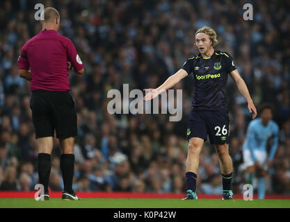 Everton il Tom Davies fa appello ad arbitro della corrispondenza Robert Madley Foto Stock