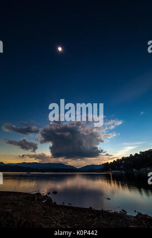 Questa immagine è un fotogramma, non una immagine composita. il 15mm lente consentito catturare il colore di primo piano e il lago così come il sole nel cielo. l'angolo al sole a questo punto era di circa 66,5 gradi sopra l'orizzonte. 100 grado il campo di vista è stato necessario per ottenere il tutto nella cornice. le eclissi solare del 2017 passò in tutti gli stati uniti da nord-ovest a sud-est. Il percorso della totalità era approssimativamente 70 miglia di larghezza e totalità durò fino a un massimo di circa 2' 30' a seconda della località. lago chatuge è un 7500 acri di lago creato nel 1942 quando la Tennessee Valley un Foto Stock