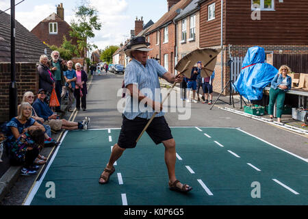 La popolazione locale prendere parte in una 'Dressage' concorrenza all'annuale South Street la giornata dello sport e Dog Show, Lewes, East Sussex, Regno Unito Foto Stock