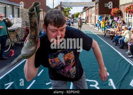 La popolazione locale prendere parte in un 'Welly gettando' concorrenza all'annuale South Street la giornata dello sport e Dog Show, Lewes, East Sussex, Regno Unito Foto Stock