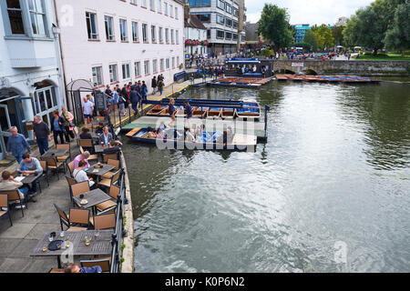 Vista da Silver Street Bridge verso Mill Lane e Scudamores Punting stazione sul fiume Cam, Cambridge, Regno Unito Foto Stock