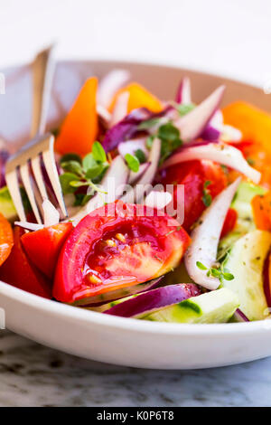 Gustosa insalata di verdure closeup con pomodoro, cipolla , di cetriolo e origano spice Foto Stock