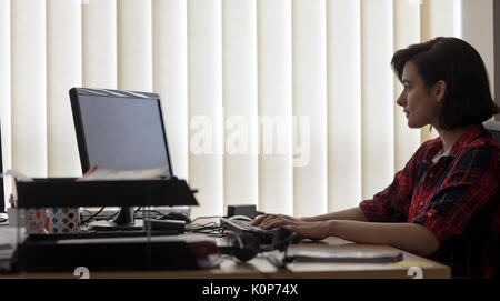 Attento lavoro esecutivo su personal computer a scrivania Foto Stock