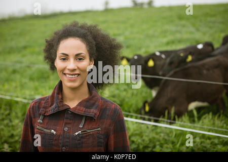 Ritratto di donna agricoltore in piedi in campo Foto Stock