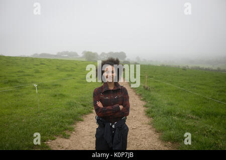 Ritratto di donna agricoltore in piedi con le braccia incrociate in campo Foto Stock