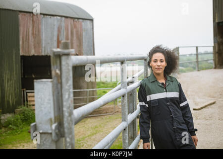Ritratto di donna agricoltore in piedi in campo Foto Stock