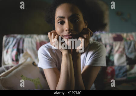 Ritratto di donna bella a casa Foto Stock