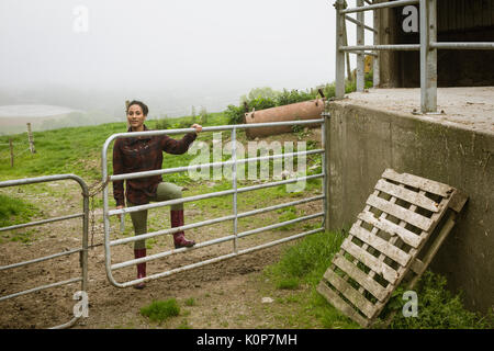Ritratto di bella donna in piedi vicino alla porta in campo Foto Stock