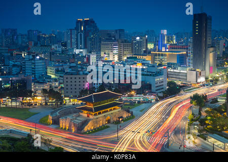 Seul. immagine del centro cittadino di Seoul con gate di dongdaemun durante il blu crepuscolo ora. Foto Stock