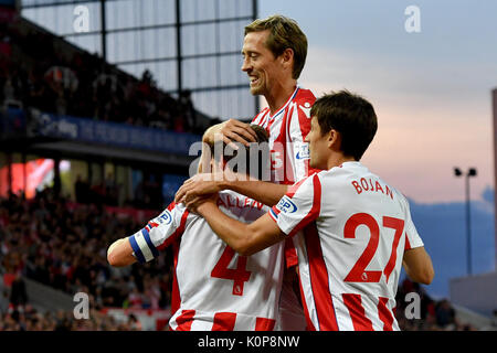 Stoke City è Joe Allen punteggio celebra il primo obiettivo durante il Carabao Cup, Secondo Round corrispondono a bet365 Stadium, Stoke. Foto Stock