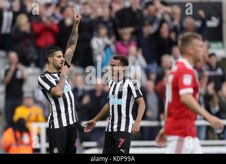 Newcastle United's Aleksandar Mitrovic (sinistra) punteggio celebra il suo lato del primo obiettivo del gioco durante il Carabao Cup, Secondo Round corrispondono a St James Park, Newcastle. Foto Stock