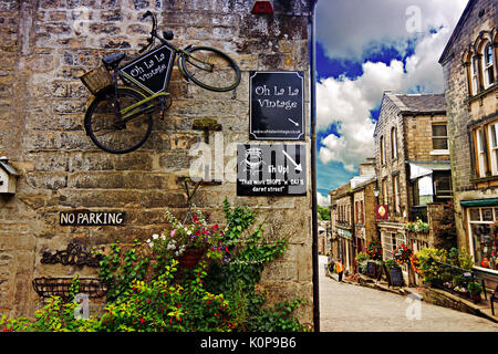 Negozi sulla strada principale del villaggio storico di Haworth, West Yorkshire, Inghilterra, Regno Unito. Foto Stock