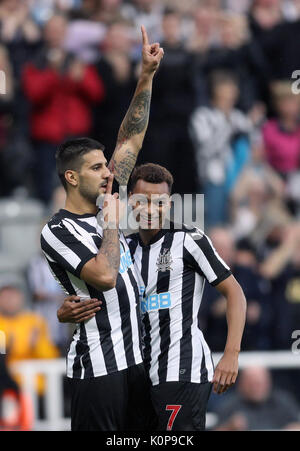 Newcastle United's Aleksandar Mitrovic (sinistra) punteggio celebra il suo lato del primo obiettivo del gioco durante il Carabao Cup, Secondo Round corrispondono a St James Park, Newcastle. Foto Stock