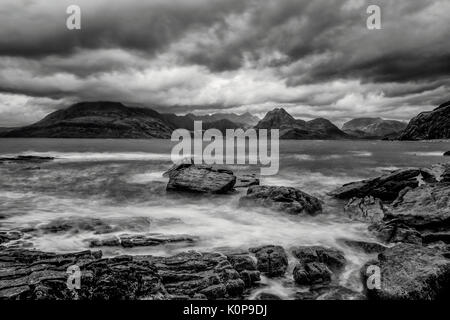 Nuvole temporalesche sopra loch scavaig guardando verso le montagne Cuillin Foto Stock