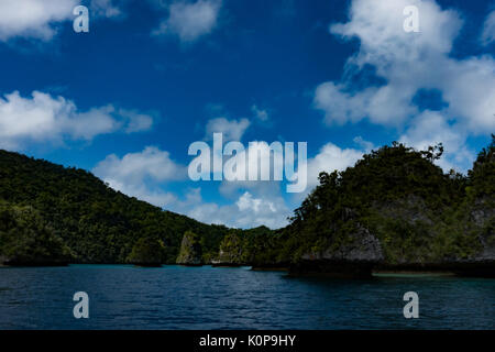 Esplorare il calcare topografia carsica dell'altro mondo Baia delle Isole, Vanua Balavu, Lau group, Isole Figi Foto Stock