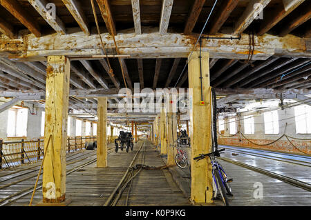 Interno del Vittoriano Corderia Chatham Historic Dockyard, fabbrica di corda dove la fune è stata fabbricata per usi marittimi. Lungo edificio in legno Foto Stock